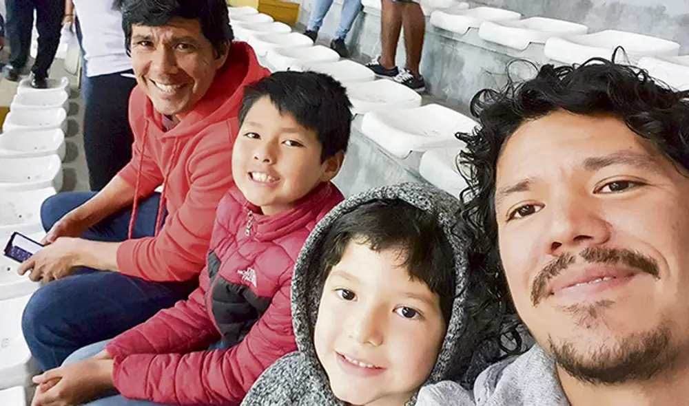 Respaldo.  Walter y Óscar Vílchez, presentes en el tradicional coloso para ver el cotejo.3. a celebrar. Los hinchas de Alianza Lima no dejaron de alentar a su equipo en el Nacional.