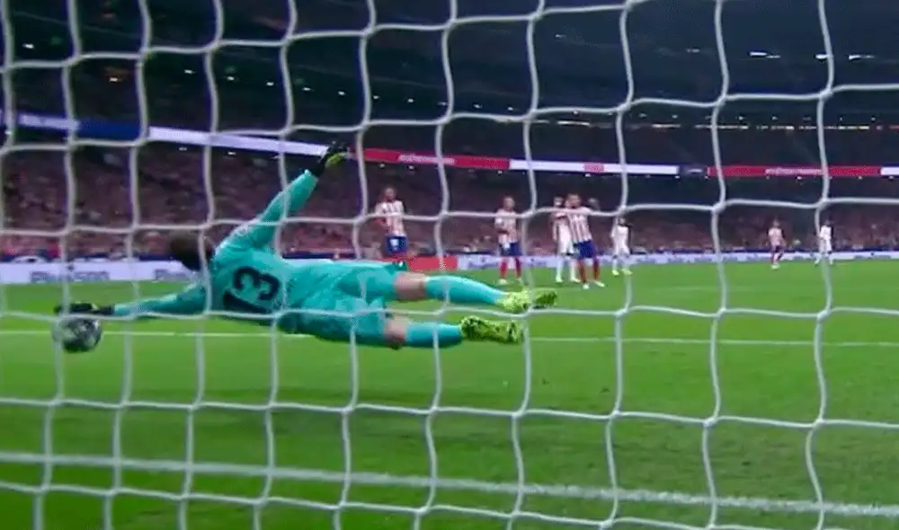 Jan Oblak realizó una estupenda atajada para evitar el primer gol del Real Madrid sobre el Atlético de Madrid.