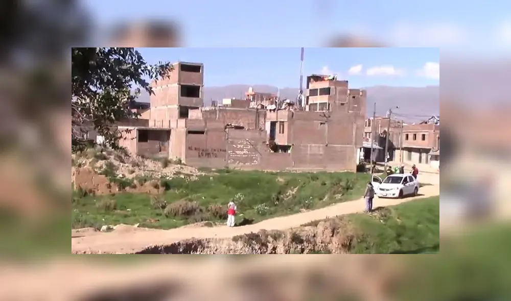 Cadáver fue encontrado en un terreno descampado del distrito de Chilca. (Foto: Captura de video /Latina Noticias) Cadáver fue encontrado en un terreno descampado del distrito de Chilca. (Foto: Captura de video /Latina Noticias)
