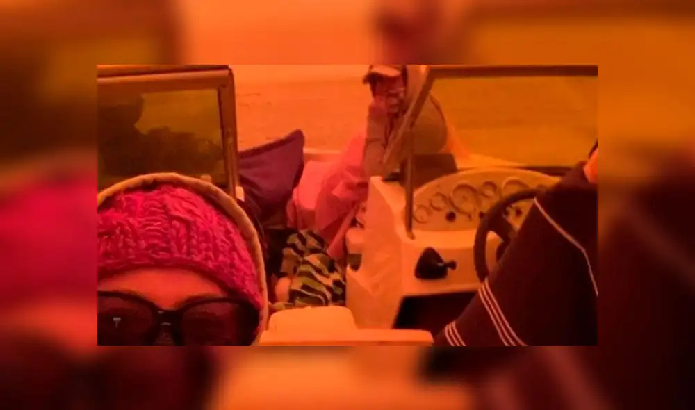 Cientos de pobladores de Mallacoota se refugian en botes anclados en las playas, mientras los bomberos combaten el siniestro. Foto: IDASHOPE4STROKE Cientos de pobladores de Mallacoota se refugian en botes anclados en las playas, mientras los bomberos combaten el siniestro. Foto: IDASHOPE4STROKE