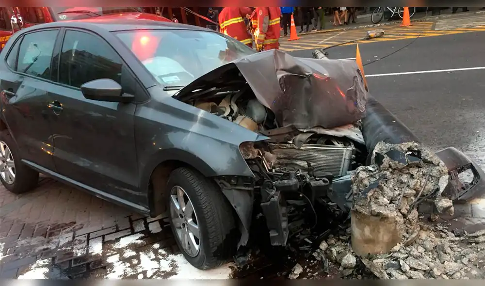 Miraflores: mujer atropella a joven, choca contra dos autos y tumba poste de luz [VIDEO]