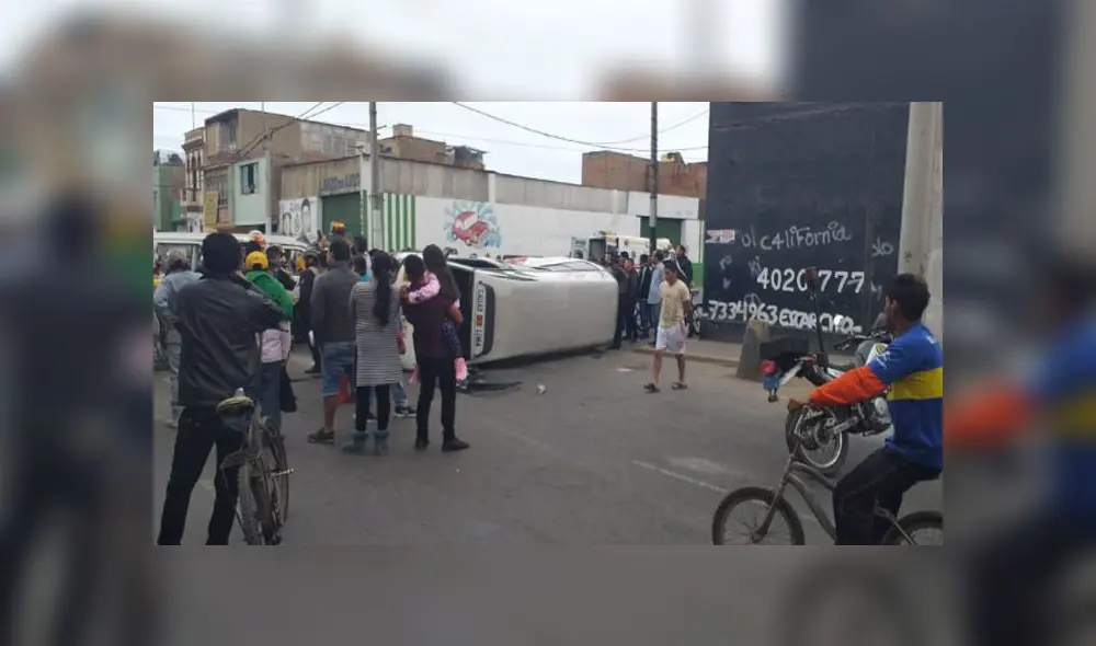 Choque de dos unidades de transporte público en las esquina de los jirones Vigil y California, en el Callao. (Foto: La República) Choque de dos unidades de transporte público en las esquina de los jirones Vigil y California, en el Callao. (Foto: La República)