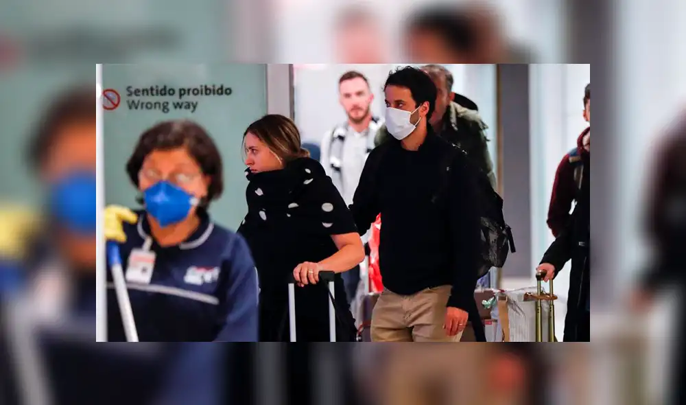 Pasajeros usan máscaras como precaución contra la propagación del nuevo coronavirus COVID-19 durante su llegada al Aeropuerto de Brasil. Foto: EFE. Pasajeros usan máscaras como precaución contra la propagación del nuevo coronavirus COVID-19 durante su llegada al Aeropuerto de Brasil. Foto: EFE.