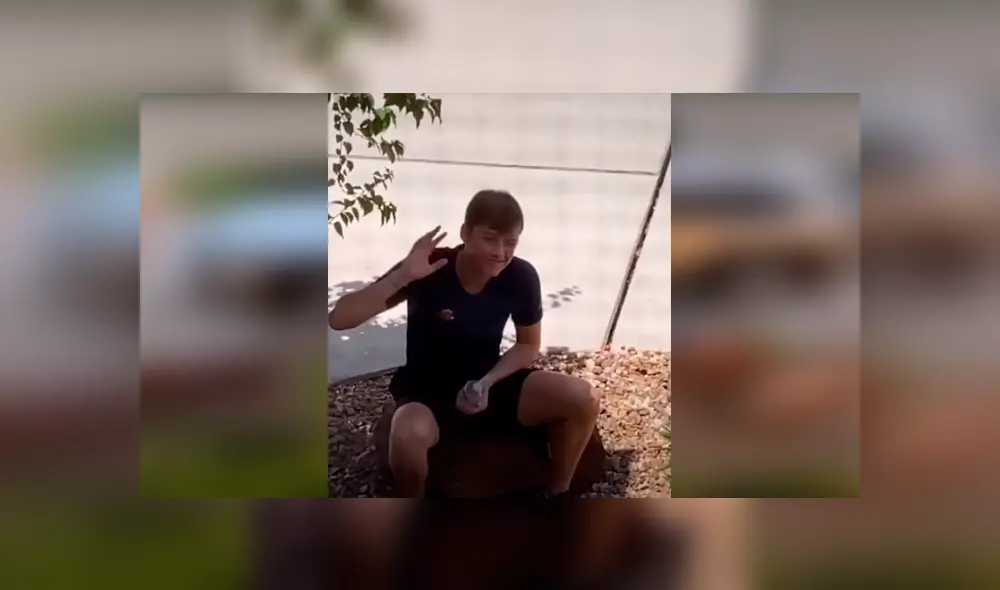 Video es viral en TikTok. Desde que se enteró que su enamorada tenía COVID-19, el joven decidió sentarse afuera de su ventana todos los días para poder verla. Fotocaptura: YouTube Video es viral en TikTok. Desde que se enteró que su enamorada tenía COVID-19, el joven decidió sentarse afuera de su ventana todos los días para poder verla. Fotocaptura: YouTube