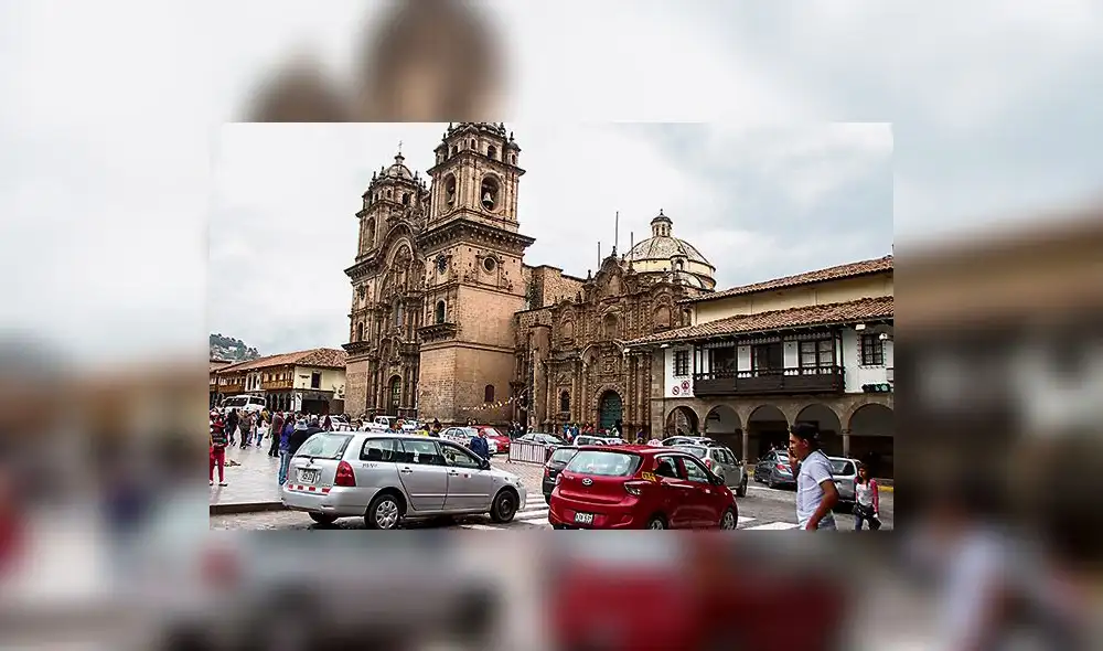 De vuelta los carros a la plaza Mayor de Cusco
