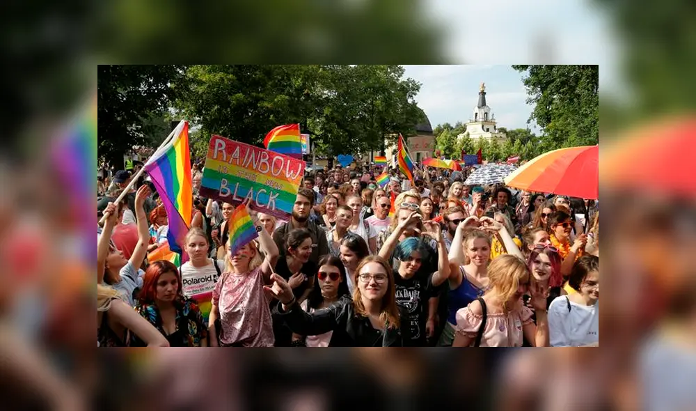 Acusan a revista de Polonia de repartir stickers con mensaje homofóbicos Acusan a revista de Polonia de repartir stickers con mensaje homofóbicos