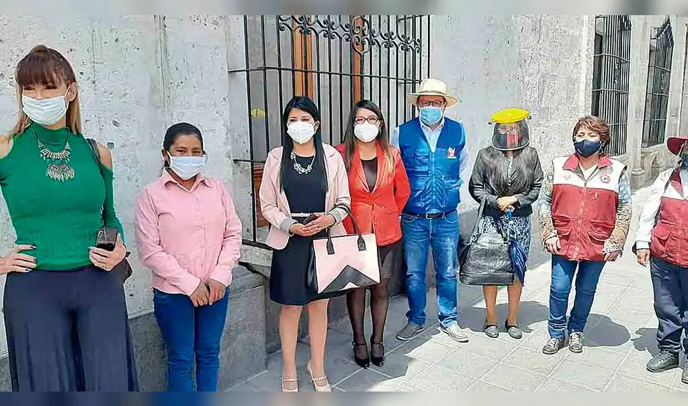 logro. Defensor del Pueblo y activistas contra la discriminación luego de reunión en Consejo Regional que aprobó ordenanza. logro. Defensor del Pueblo y activistas contra la discriminación luego de reunión en Consejo Regional que aprobó ordenanza.