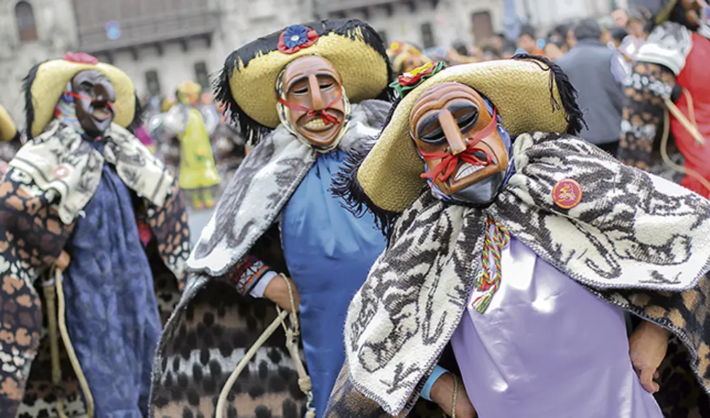 Huacones. Los danzantes, conformados por modernos y antiguos, se abrieron paso en las calles de Lima Centro. Huacones. Los danzantes, conformados por modernos y antiguos, se abrieron paso en las calles de Lima Centro.