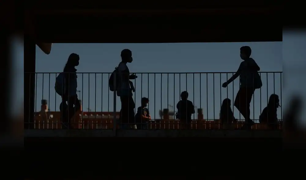 Children arrive for the first day of school at "Colegio Aljarafe S.C.A." in Mairena del Aljarafe, near Seville, on September 10, 2020. - Spain, that passed the landmark figure of 500,000 coronavirus infections, had largely gained control over its outbreak by imposing one of the world's toughest lockdowns, but infections have surged since the restrictions were fully removed at the end of June. (Photo by CRISTINA QUICLER / AFP) Children arrive for the first day of school at "Colegio Aljarafe S.C.A." in Mairena del Aljarafe, near Seville, on September 10, 2020. - Spain, that passed the landmark figure of 500,000 coronavirus infections, had largely gained control over its outbreak by imposing one of the world's toughest lockdowns, but infections have surged since the restrictions were fully removed at the end of June. (Photo by CRISTINA QUICLER / AFP)