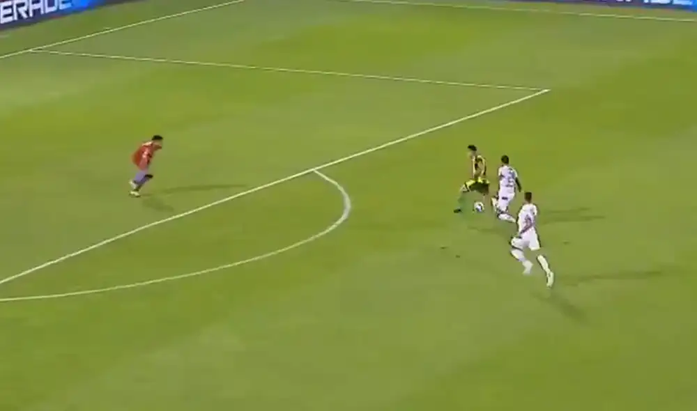 Luis Abram cometió una increíble falta en el Vélez vs Aldosivi y fue expulsado del partido. Foto: Composición Luis Abram cometió una increíble falta en el Vélez vs Aldosivi y fue expulsado del partido. Foto: Composición