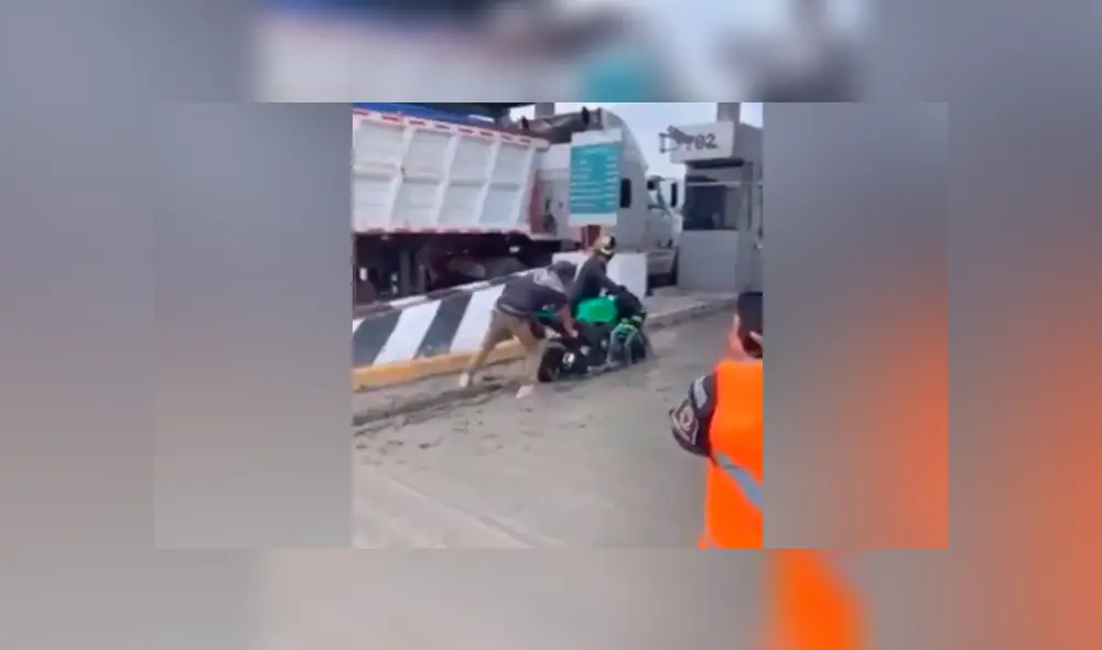 Desliza las imágenes para ver el bochornoso incidente protagonizado por estos jóvenes motociclistas. Foto: Captura/ YouTube Desliza las imágenes para ver el bochornoso incidente protagonizado por estos jóvenes motociclistas. Foto: Captura/ YouTube