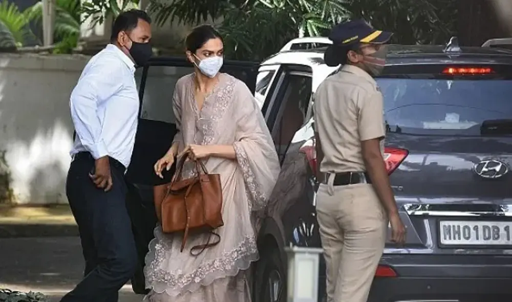 Desliza para ver más fotografías sobre la llegada de Deepika Padukone y Shraddha Kapoor a su interrogatorio. Foto: AFP Desliza para ver más fotografías sobre la llegada de Deepika Padukone y Shraddha Kapoor a su interrogatorio. Foto: AFP