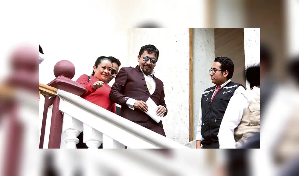 Promesas. Media hora duró su discurso de rendición de cuentas en el Paraninfo de la Unsa. Salió apresurado con simpatizantes. Promesas. Media hora duró su discurso de rendición de cuentas en el Paraninfo de la Unsa. Salió apresurado con simpatizantes.