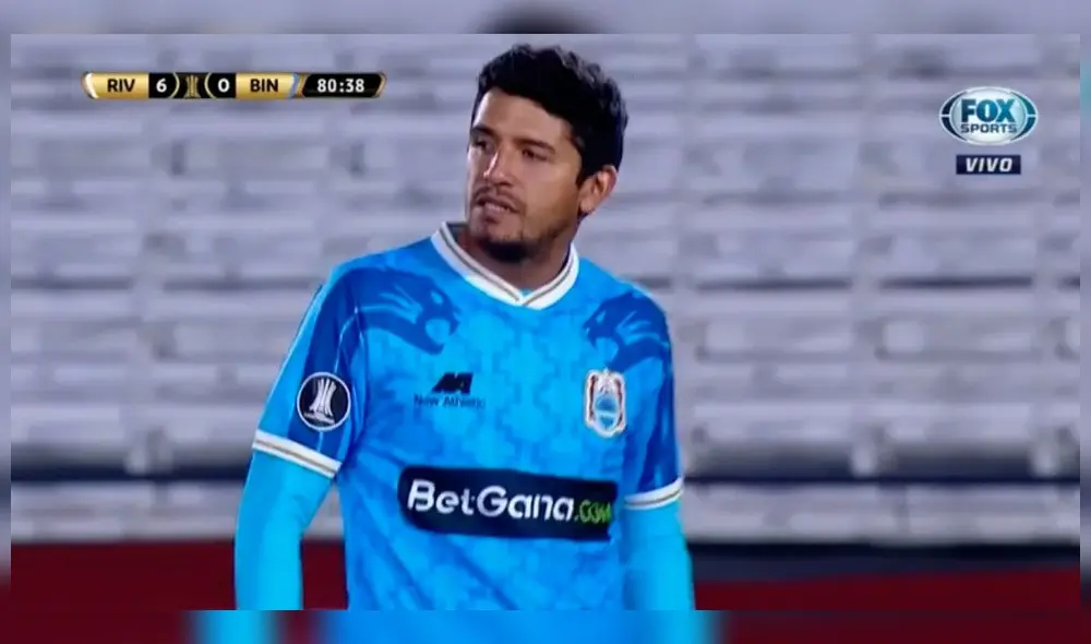 Reimond Manco quiso intercambiar camiseta con un jugador de River Plate. Foto: Captura