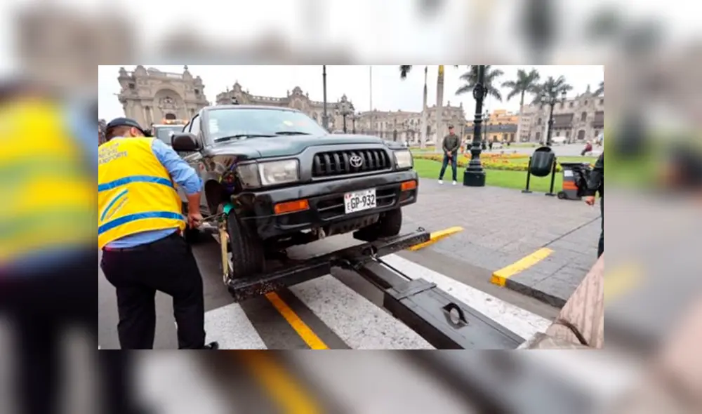 Autos mal estacionados en Cercado de Lima serán recogidos por la grúa, según disposición municipal. Foto: Andina Autos mal estacionados en Cercado de Lima serán recogidos por la grúa, según disposición municipal. Foto: Andina