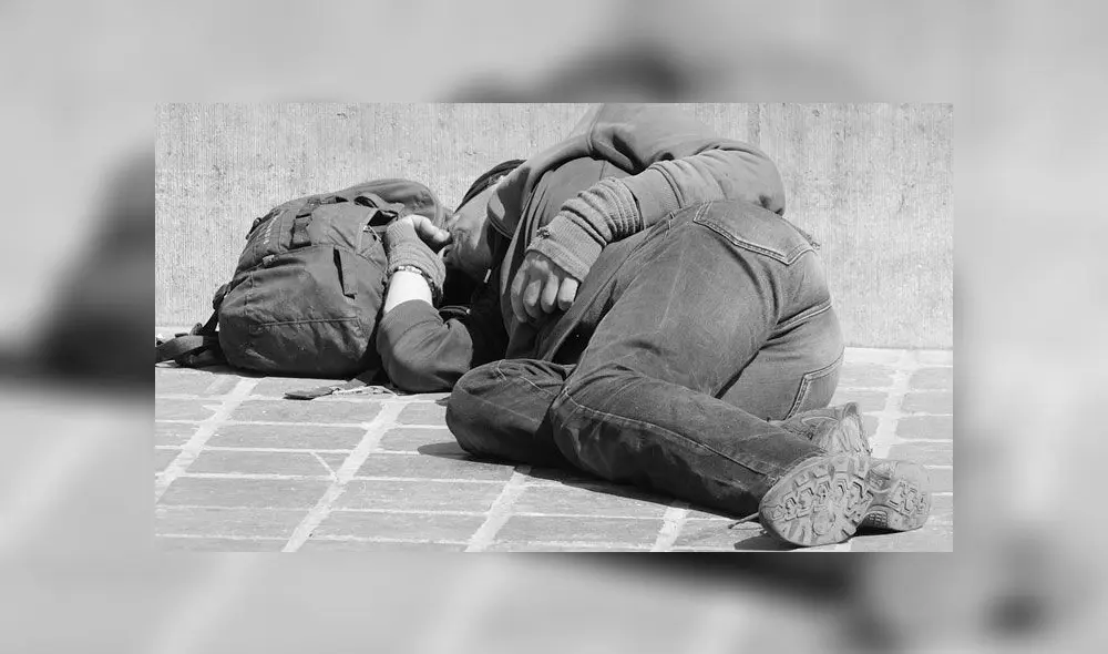 El vagabundo convenció al niño de acompañarlo, cuando le comentó que no tenía hogar. El vagabundo convenció al niño de acompañarlo, cuando le comentó que no tenía hogar.