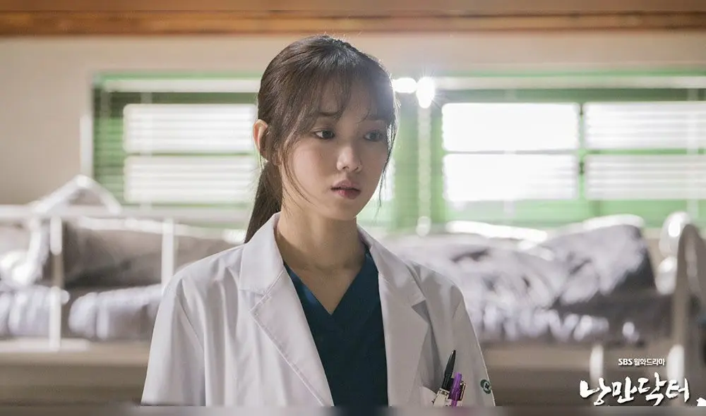 Lee Sung Kyung como la doctora Eunjae en el dorama "Dr. Romantic 2"