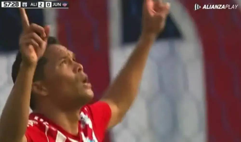 El delantero de 36 años jugó en Milan y ganó la Europa League con el Sevilla. Foto: captura Alianza Play