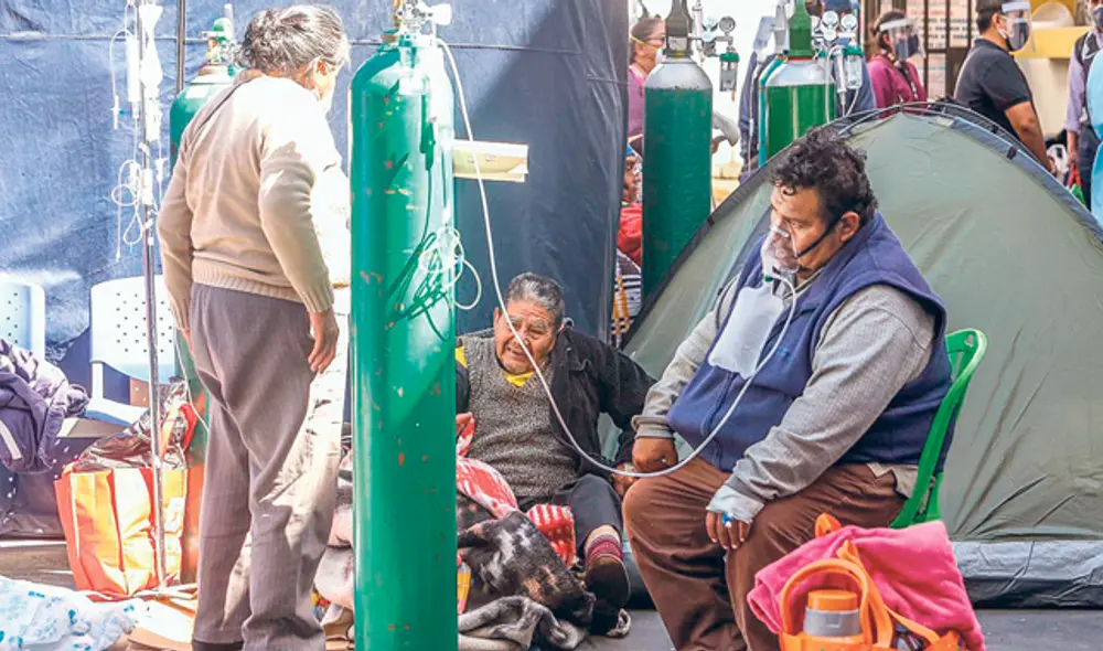 Desborde. Pacientes reciben oxígeno en carpas a falta de camas. (Foto: Owald Charca)