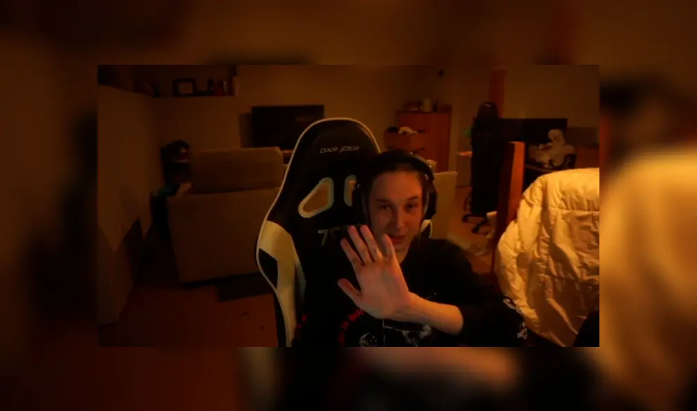 Y provocándole quemaduras leves.