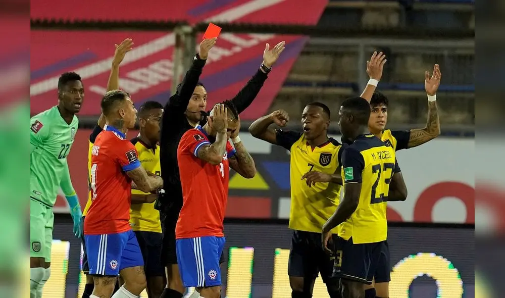 Chile acumula 16 puntos y terminó en el sexto puesto tras la fecha doble. Jugará ante Argentina en enero del 2022. Foto: EFE