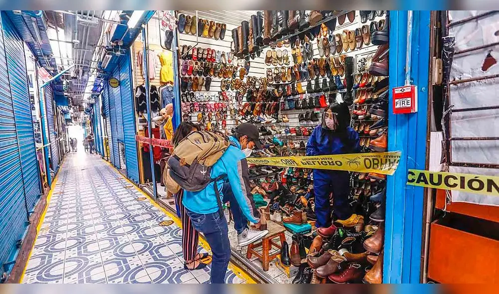 el dato  Uno de los centros comerciales de Arequipa abrió sus puertas con muy pocos vendedores y compradores. Deben cumplir los protocolos para atender.