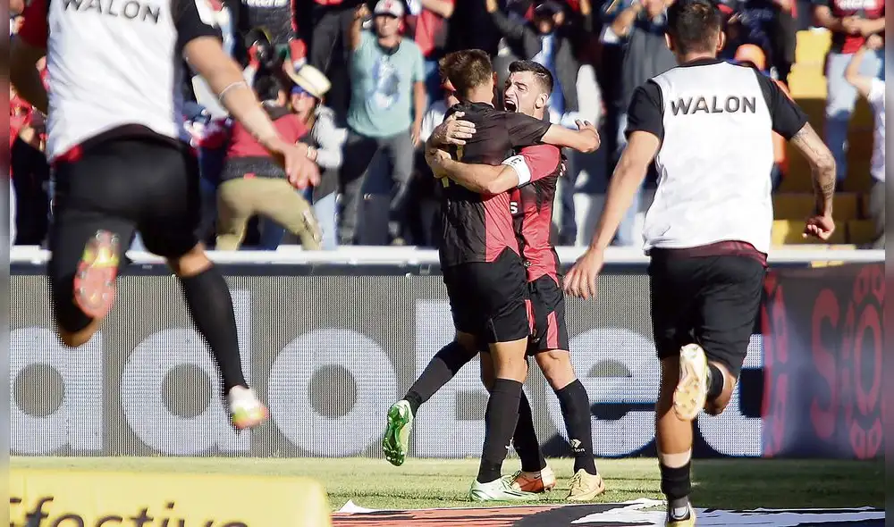 1. íDOLO. En una de las pocas veces que no tuvo la marca encima, Cuesta hizo una genial jugada para el gol de Melgar. 1. íDOLO. En una de las pocas veces que no tuvo la marca encima, Cuesta hizo una genial jugada para el gol de Melgar.