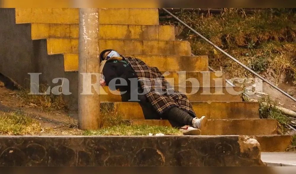 Una mujer duerme tendida en unas gradas, mientras espera atención médica. Créditos: Oswald Charca Una mujer duerme tendida en unas gradas, mientras espera atención médica. Créditos: Oswald Charca