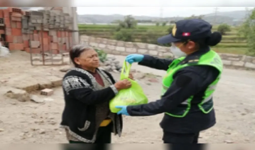Policía entrega víveres para 50 familias pobres en Arequipa. Policía entrega víveres para 50 familias pobres en Arequipa.