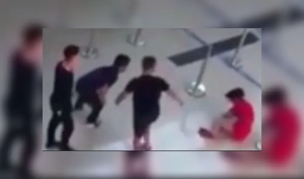 El momento en el que la mujer cae al suelo por el golpe. Foto: captura de video. El momento en el que la mujer cae al suelo por el golpe. Foto: captura de video.