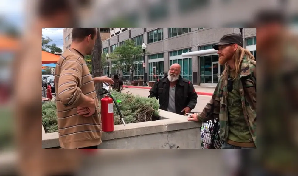 Video es viral en YouTube. El fumador se mostraba desafiante con todos, sin imaginar que un hombre le daría su merecido y apagaría su cigarrillo con un extintor. Foto: Captura.