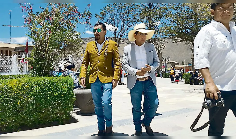 Incertidumbre. Cáceres Llica no dio la cara para ver cuál será el futuro de su asesor Hugo Mendoza dentro de la región. Incertidumbre. Cáceres Llica no dio la cara para ver cuál será el futuro de su asesor Hugo Mendoza dentro de la región.