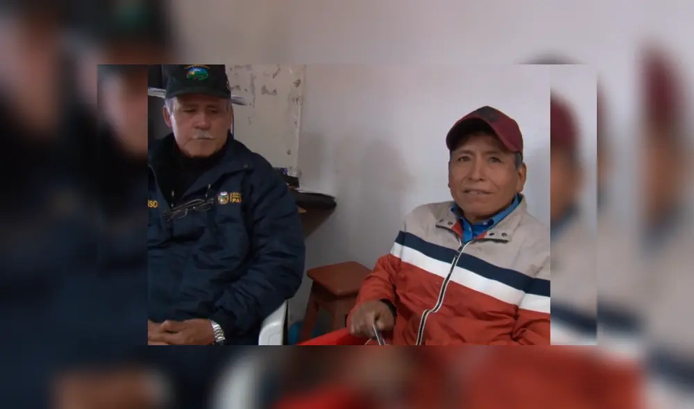 Estanislao Jara (derecha) resaltó la honestidad de Gonzalo Cruzado Navarro, quien devolvió los 5000 soles extraviados. Foto: Captura de video Estanislao Jara (derecha) resaltó la honestidad de Gonzalo Cruzado Navarro, quien devolvió los 5000 soles extraviados. Foto: Captura de video