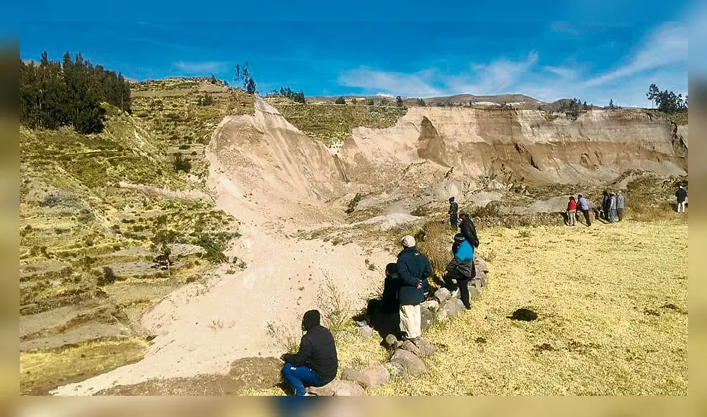 derrumbe. Sismos provocaron la caída del material al cauce del río. Área tiene fallas geológicas