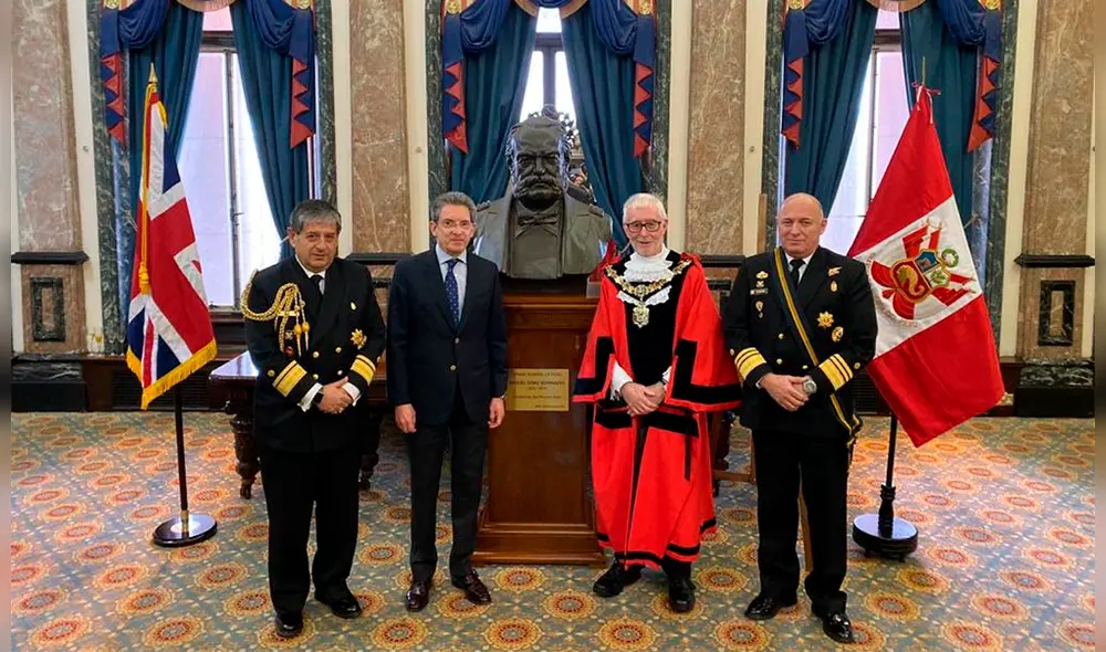 En la ceremonia estuvieron presentes diversos funcionarios diplomáticos de la embajada y consulado del Perú.