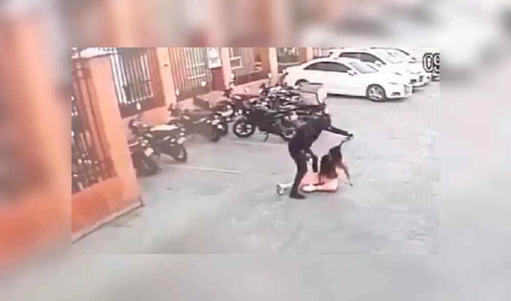 Los delincuentes interceptaron a la joven antes que ingrese al condominio en donde vivía. (Foto: captura) Los delincuentes interceptaron a la joven antes que ingrese al condominio en donde vivía. (Foto: captura)