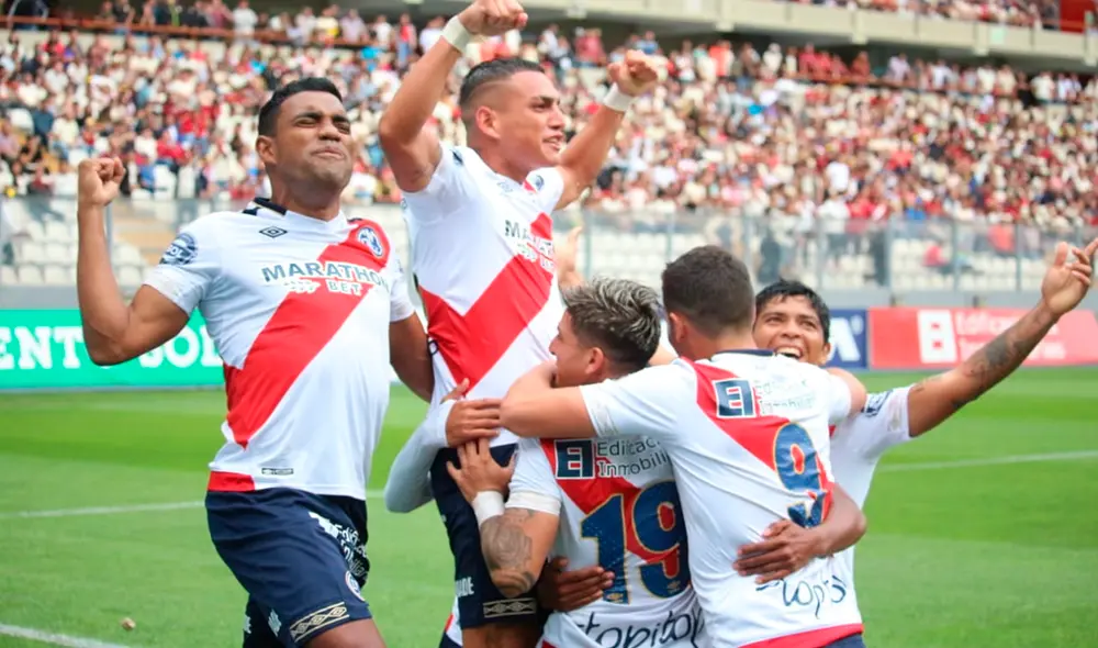Hinchas de Municipal celebraron la goleada ante Universitario con los infaltables "oles". | Foto: @Liga1Movistar
