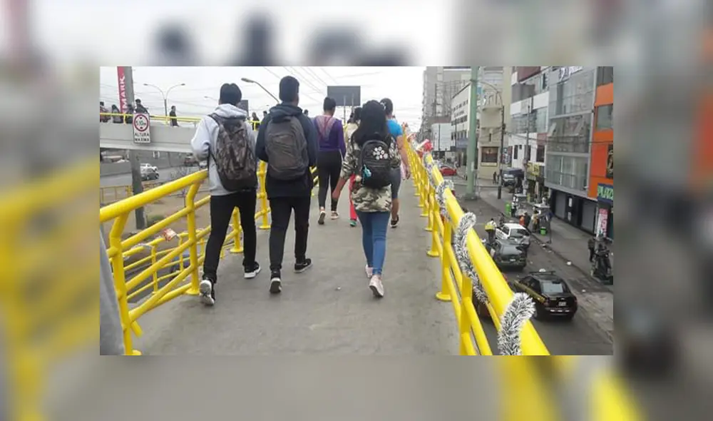 En Facebook, varios venezolanos se animaron a colocar adornos navideños en los puentes de Lima Norte. En Facebook, varios venezolanos se animaron a colocar adornos navideños en los puentes de Lima Norte.