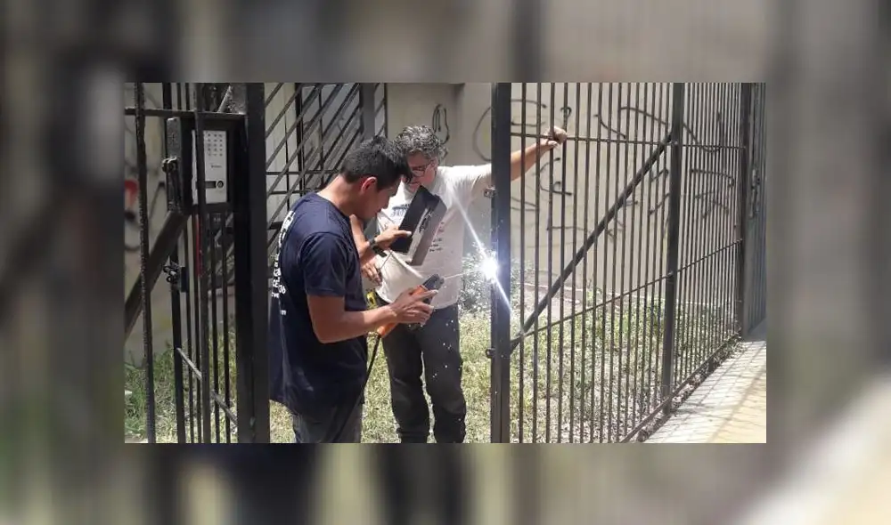 Miraflores: el momento de la instalación de la reja.