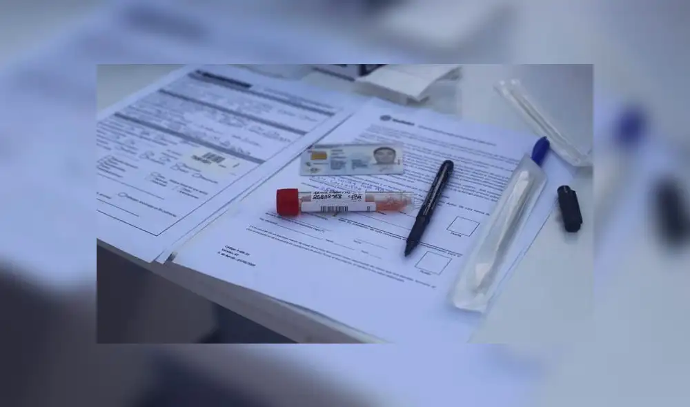 Personas llegan con sus vehículos para realizarse la prueba molecular. Créditos: Flavio Matos / La República. Personas llegan con sus vehículos para realizarse la prueba molecular. Créditos: Flavio Matos / La República.