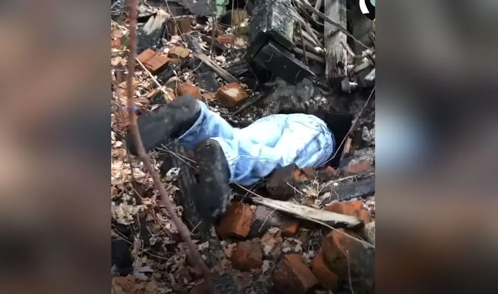La mujer entró a una casa derrumba a salvarle la vida a los pequeños canes. Foto: El Dodo / Facebook La mujer entró a una casa derrumba a salvarle la vida a los pequeños canes. Foto: El Dodo / Facebook