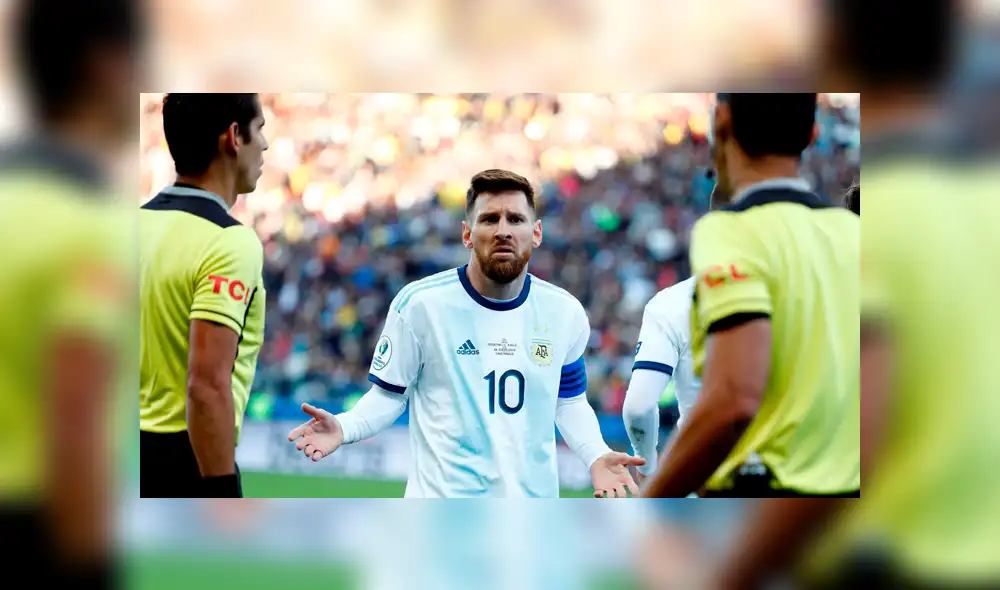 El argentino terminó furioso por su expulsión y no acompañó al equipo en la premiación. Créditos: EFE