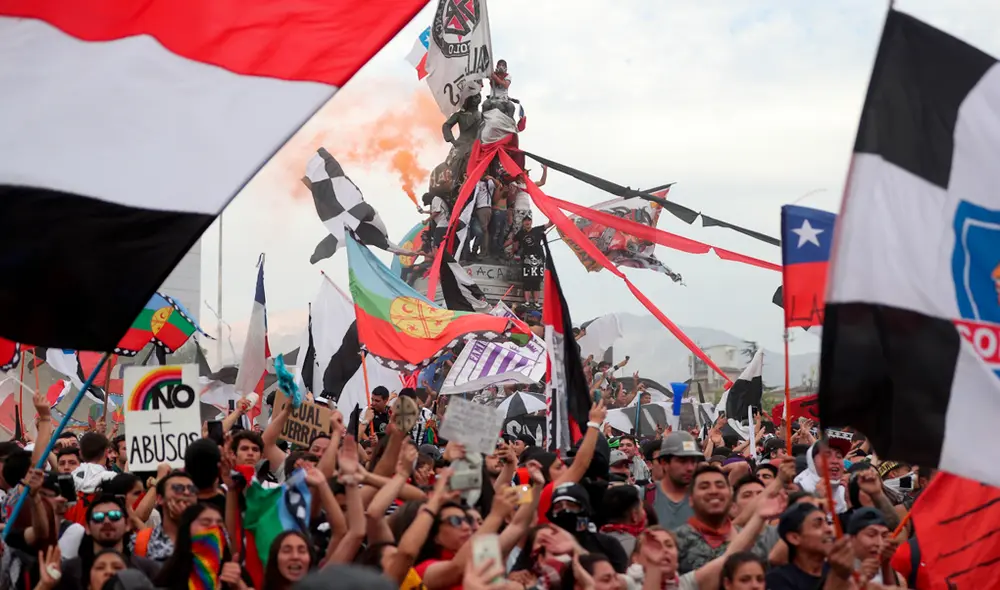 La bandera de Alianza Lima estuvo presente junto con la de Colo Colo en la marcha más grande en la historia de Chile. | Foto EFE La bandera de Alianza Lima estuvo presente junto con la de Colo Colo en la marcha más grande en la historia de Chile. | Foto EFE