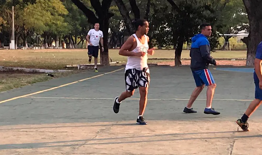 Ronaldinho fue la figura de su equipo en el partido de fútbol en la cárcel donde está preso en Paraguay. | Foto: ABC Digital Ronaldinho fue la figura de su equipo en el partido de fútbol en la cárcel donde está preso en Paraguay. | Foto: ABC Digital
