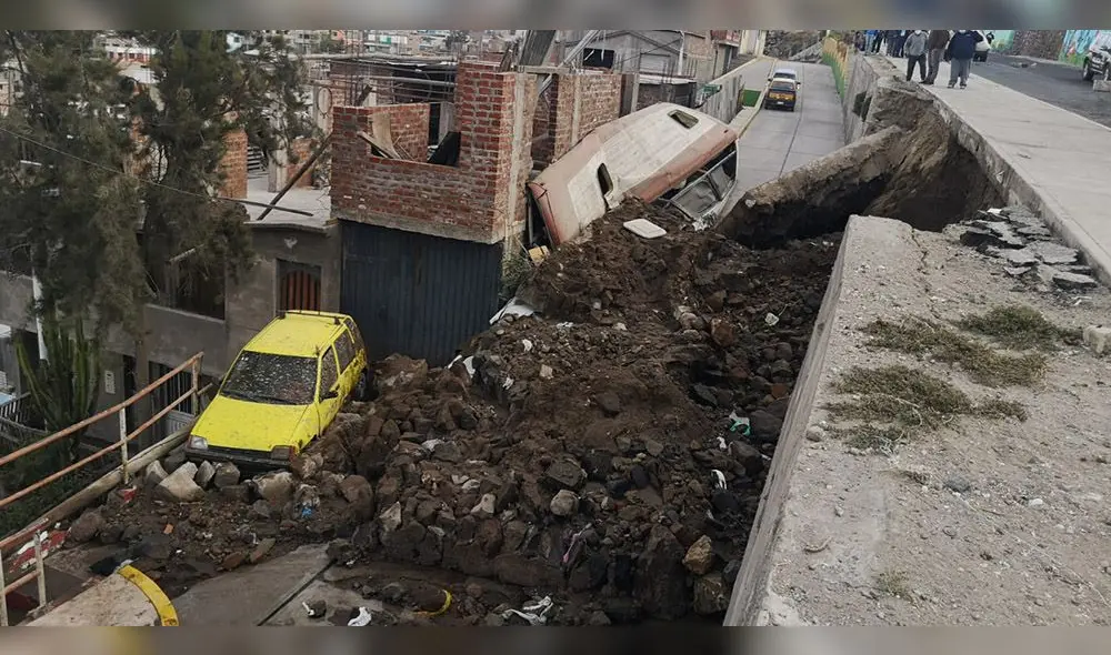 Así terminaron los vehículos tras la caída del muro en el distrito de Paucarpata. Foto: Exitosa Noticias. Así terminaron los vehículos tras la caída del muro en el distrito de Paucarpata. Foto: Exitosa Noticias.