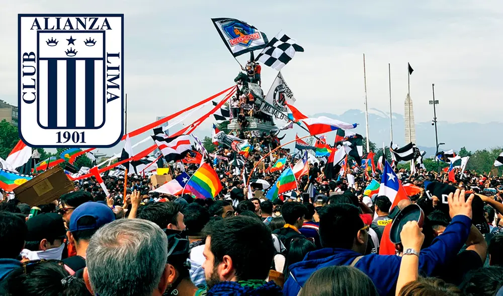 La bandera de Alianza Lima estuvo presente junto con la de Colo Colo en la marcha más grande en la historia de Chile. | Foto: @mzhenriquez La bandera de Alianza Lima estuvo presente junto con la de Colo Colo en la marcha más grande en la historia de Chile. | Foto: @mzhenriquez