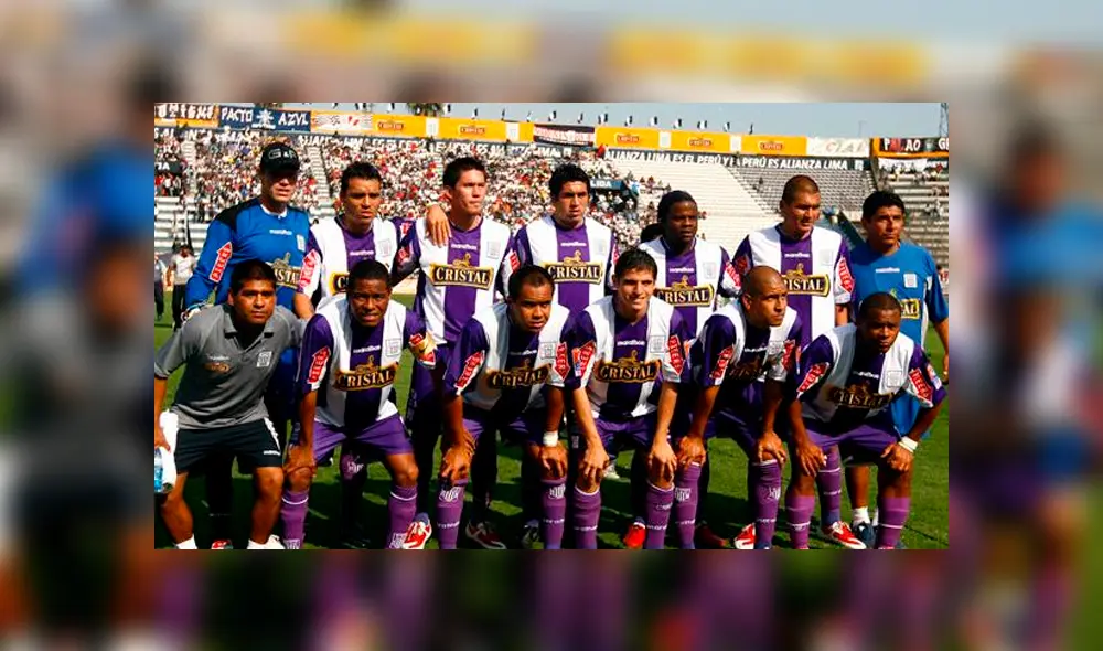 Un partido con la indumentaria blanquimorada, en honor al Señor de Los Milagros. Un partido con la indumentaria blanquimorada, en honor al Señor de Los Milagros.