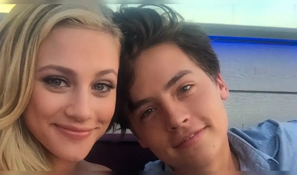 Cole Sprouse y Lili Reinhart fueron hackeados y circulan 'fotos íntimas' Cole Sprouse y Lili Reinhart fueron hackeados y circulan 'fotos íntimas'