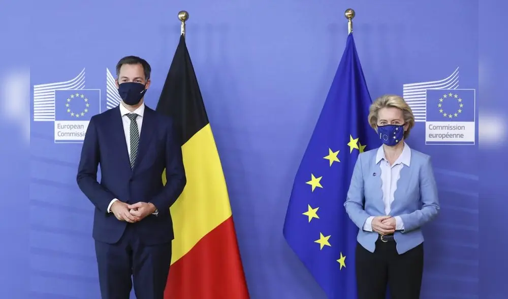 Belgian Prime Minister Alexander De Croo (L) is welcomed by European Commission President Ursula von der Leyen (R) in Brussels on October 7, 2020. (Photo by YVES HERMAN / X00380 / AFP)