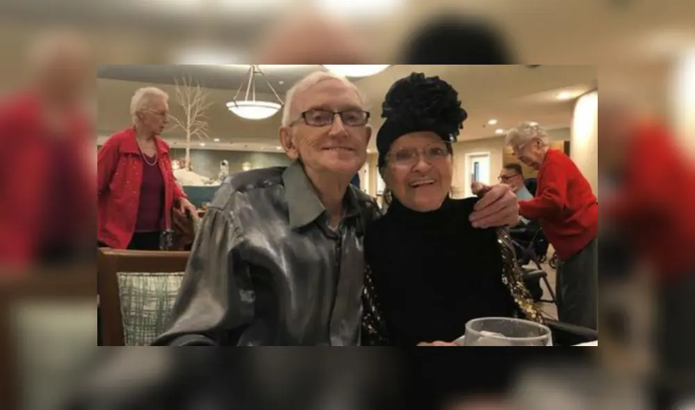 Merle y Dee Tofte pudieron despedirse de sus hijos y nietos por videollamada. Fuente: KATU. Merle y Dee Tofte pudieron despedirse de sus hijos y nietos por videollamada. Fuente: KATU.